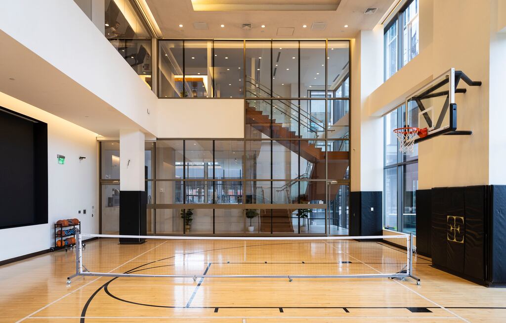 The basketball court and gym at Echelon Seaport.