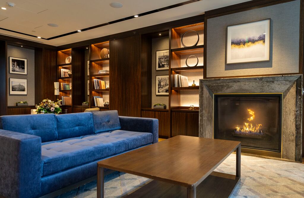 The library lounge at Echelon Seaport.